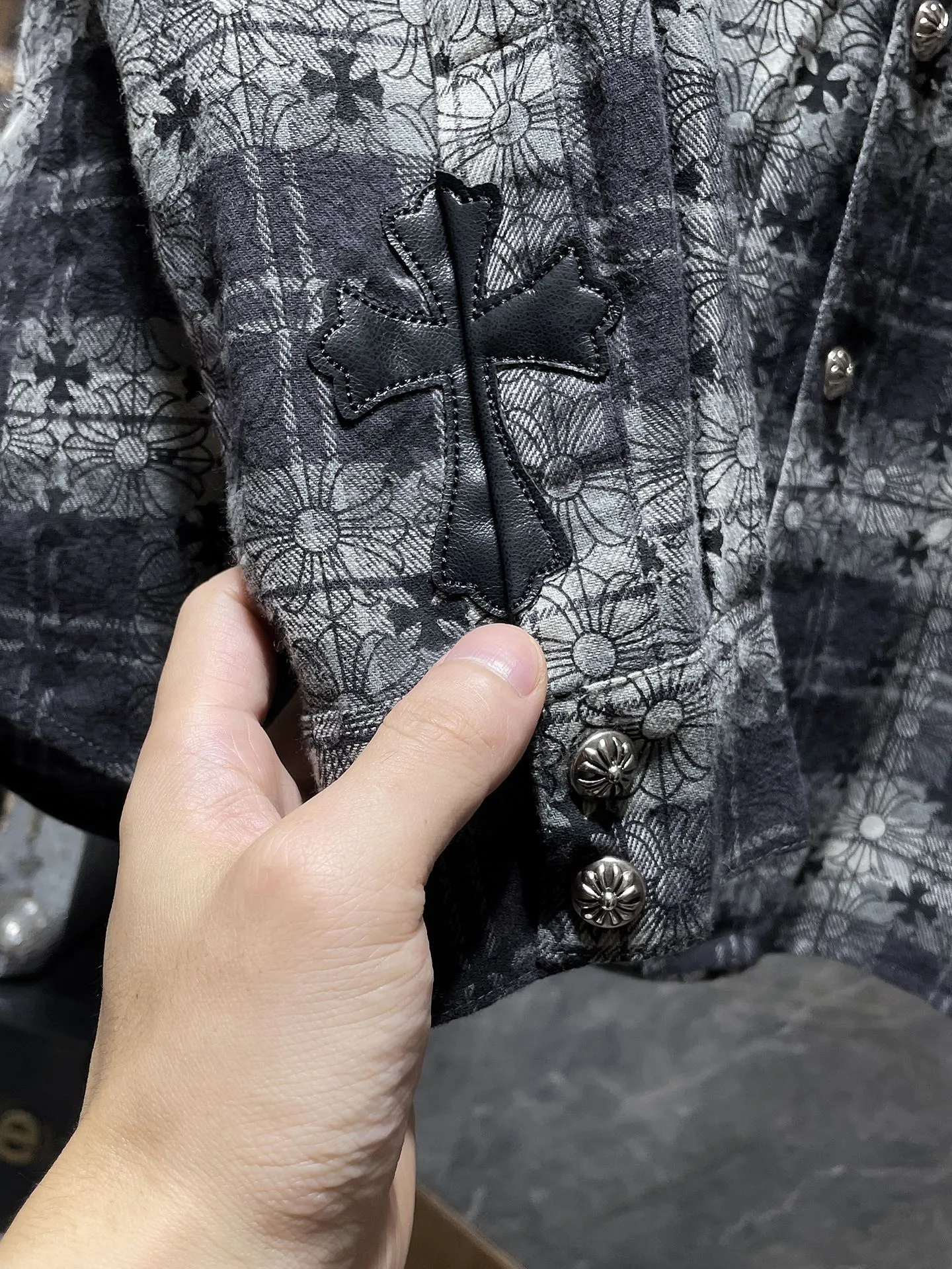 P256 Chrome Hearts 🍁Shirt series🍁 The same style as the star Autumn and winter classic patchwork leather full cross dark pattern all-over printed plaid shirt Whole body plaid alignment Cuffs sheepskin upper and lower alignment Original molding, customized version bronze silver four-buttons Specially customized version high gram weight original shirt fabric Can be worn as a jacket or as a base Essential clothing artifact Recommended color: Customized version gray blue Code numbers: S, M, L, XL